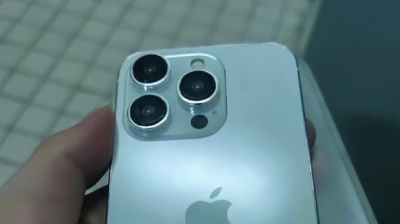 疑似 iPhone 15 Pro 真机照曝光：清晰可见USB-C接口