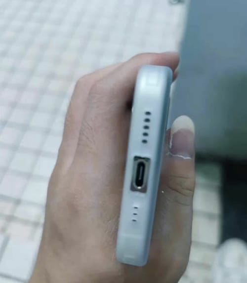 疑似 iPhone 15 Pro 真机照曝光：清晰可见USB-C接口