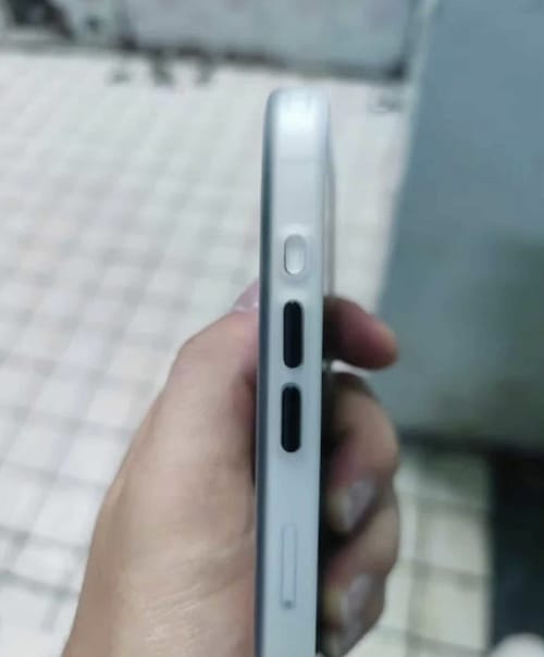 疑似 iPhone 15 Pro 真机照曝光：清晰可见USB-C接口