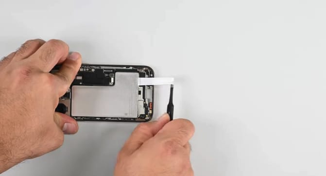 iFixit拆解iPhone 16 Pro，背盖开启设计提高维修便利性 